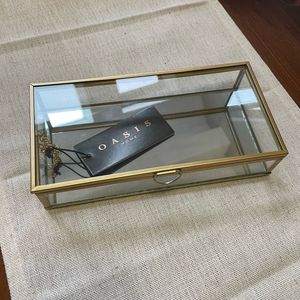 Exquisito joyero de metal y cristal hecho a mano con intrincado diseño antiguo para almacenamiento de tocador de estilo vintage - Product Image 1