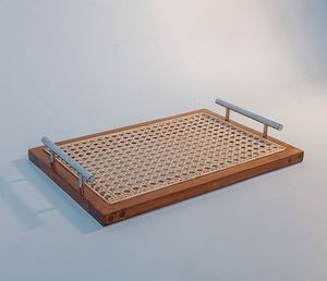 Plateau de rangement et de service en bois, très demandé, avec base en cannage et poignées métalliques, design élégant pour la salle à manger, la cuisine et le service du café. - Product Image 1