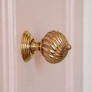 Poignée de porte en laiton finition moderne pour la décoration de porte intérieure contemporaine et manipulation sûre et durable - Product Image 1