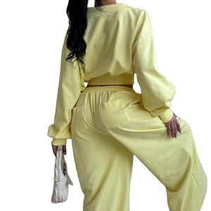 Ensemble survêtement deux pièces personnalisé de haute qualité pour femme, comprenant un crop top à capuche zippé oversize et un pantalon de jogging, et un ensemble survêtement pour homme 2026 - Product Image 4