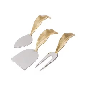 Ensemble élégant de couteaux à fromage en laiton avec manche en feuille Outils de service élégants et durables pour les fêtes, les cadeaux ou les divertissements à la maison - Product Image 1