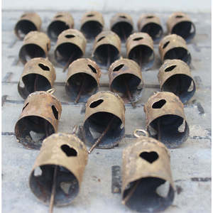 Clochettes d'amour en fer recyclé faites à la main, lot de 24, clochettes décoratives rustiques vintage à suspendre avec corde - Product Image 2