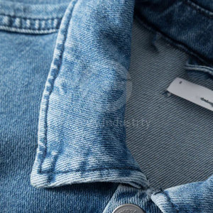 แจ็คเก็ตยีนส์ผู้ชายทรงเข้ารูปสำหรับฤดูหนาว ผลิตอย่างมืออาชีพ พร้อมโลโก้ด้านหน้า ปรับแต่งได้ ผลิตจากผ้าฝ้าย 100% เหมาะสำหรับสวมใส่ลำลองกลางแจ้ง - Product Image 6