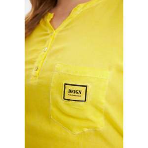 Blouse délavée grande taille avec détail emblème jaune - Product Image 2