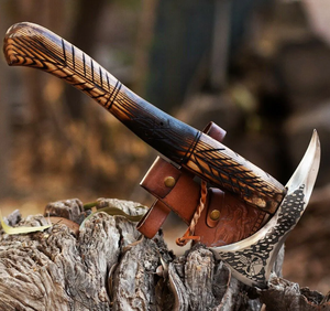 Hacha Vikinga Hecha a Mano con Mango de Madera de Fresno Grabado y Funda de Cuero con Grabado en la Cabeza - Product Image 6