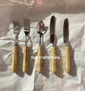 Brillante pulido redondo nuevo diseño mango de ratán espejo plateado pulido utensilios de cocina diseñador cuchara cuchillo y tenedor juego de cubiertos - Product Image 1