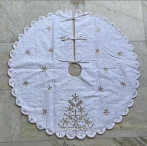 Jupe d'arbre de Noël de haute qualité avec des détails élégants conçus pour transformer n'importe quel support d'arbre en belle caractéristique décorative - Product Image 1