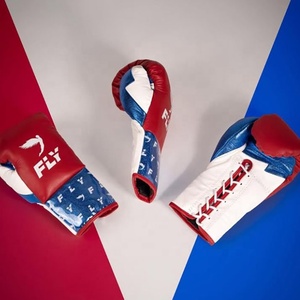 ถุงมือชกมวยแบบผูกเชือก FLY สีแดง/ขาว/น้ำเงิน แบบกำหนดเองได้ คุณภาพพรีเมียม สำหรับการฝึกซ้อมและการแข่งขัน  OEM สำหรับศิลปะการต่อสู้แบบผสมผสาน ระบายอากาศได้ดี - Product Image 2