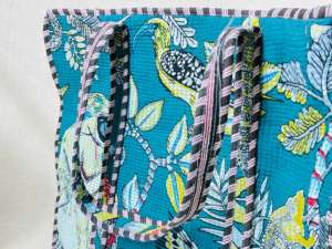 Estilo con Nuestra Bolsa Tote Premium, Duradera, Espaciosa y Perfecta para las Aventuras Diarias con Elegancia y Resistencia - Product Image 4