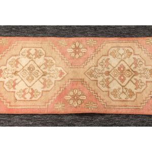 Alfombra vintage de 1.4x7.7 pies (42x234 cm), geométrica rosa con elementos florales, alfombra turca - Product Image 5
