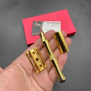 Maquinillas de afeitar en húmedo chapadas en oro para hombre, hoja intercambiable con logotipo personalizado, maquinilla de afeitar de doble filo de acero inoxidable de tres piezas - Product Image 3