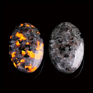 หินปาล์มยูเปอร์ไลต์ธรรมชาติ หินเปล่งแสงเมื่อโดนแสง UV หินโซดาไลต์เรืองแสงขัดเงา สำหรับการทำสมาธิเรกิ - Product Image 3