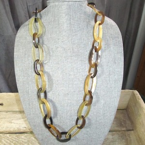 Collar de Cuerno de Búfalo Estilo Tribal, Accesorio Étnico Hecho a Mano - Product Image 1
