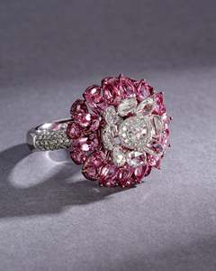 Elegante Anillo Floral con Zafiro Rosa y Diamantes en Oro Blanco - Product Image 1