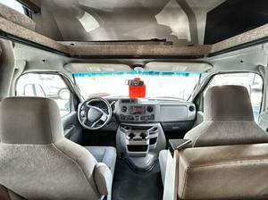 Camping-car de luxe confortable 1FDXE4FN8RDD30710 d'occasion, modèle 2025, classe C, avec cuisine complète, salle de bain et espace de couchage pour 6 personnes - Product Image 3