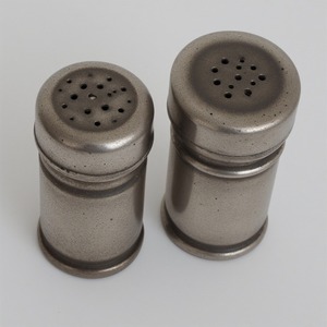 Molinillo de sal y pimienta de acero inoxidable de primera calidad con acabado plateado elegante Trabajo artesanal que ofrece acento decorativo para cenar - Product Image 3