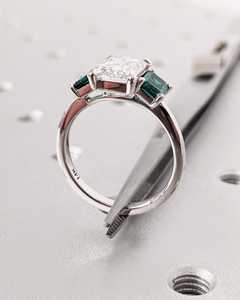 Radiant Cut Lab Moissanite Anillo de tres piedras Turmalina Piedra Corte Esmeralda Enrejado Ajuste Regalo - Product Image 2