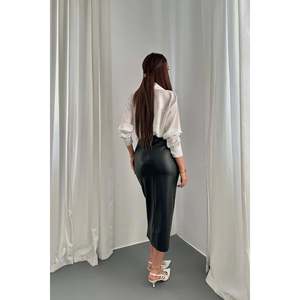 Jupe en cuir satiné noir avec détail plissé brillant – Vente en gros - Product Image 5