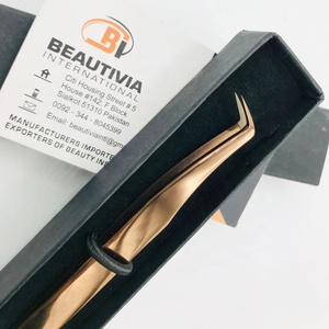 Pinzas profesionales de Extensión de pestañas de acero sostenible al por mayor punta de fibra de oro rosa de 65 grados logotipo personalizado - Product Image 1