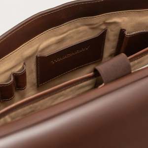 Bolso Mensajero de Cuero Marrón Vintage Carismatico con Logotipo Personalizado, Estilo Moderno para Verano y Primavera - Product Image 5