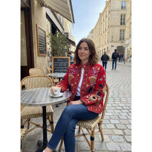 Veste en velours réversible Anaar Bloom, rouge cramoisi avec motifs floraux sauge et sable, manteaux automne-hiver, style universitaire, broderie Suzani - Product Image 5
