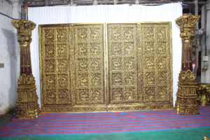 Marco elegante de pavo real en material de fibra para decoraciones de bodas - Product Image 2