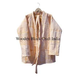 Chaqueta Acolchada Kantha de Algodón Hecha a Mano, Chaqueta de Invierno Reversible con Estampado Floral de Patchwork Indio para Mujer - Product Image 2