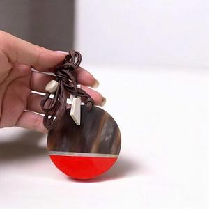Collier pendentif classique en corne de buffle de haute qualité, corne naturelle et résine pour les amoureux, vente chaude, corne de buffle par f s i - Product Image 1
