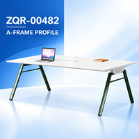 Table de conférence rectangulaire moderne blanche avec structure en acier vert et plateau central en bois pour les espaces de formation au bureau