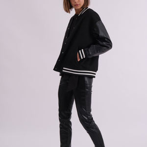 Veste de style universitaire noire pour femmes, manches en cuir, bordure côtelée rayée, style urbain surdimensionné, mode streetwear. - Product Image 5