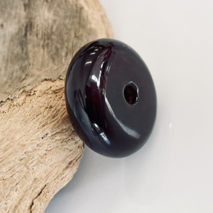 Petit pendentif en ambre cerise, ambre baltique naturel - Product Image 4