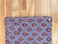 Tissu en coton pur gris de qualité supérieure avec motifs floraux rouges imprimés à la main et feuilles vert foncé, motif continu