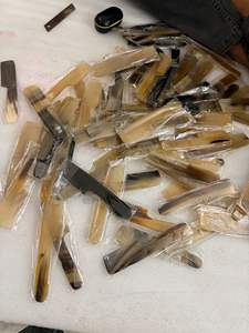 Peigne à dents larges en corne de buffle naturelle, écologique, fait à la main, avec poignée, gravure de logo acceptée, Inde - Product Image 4