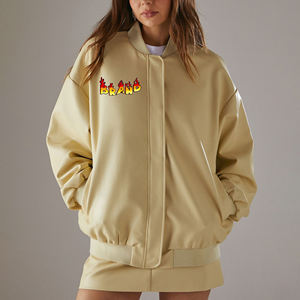 ¡Novedad de 2025! Chaqueta universitaria de béisbol de cuero PU para mujer, chaqueta de mujer con logotipo bordado personalizado y hombro caído de gran tamaño - Product Image 4