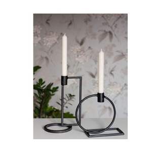 Ensemble de piliers en métal rustique et de bougeoirs à bougie votive, idéal pour la décoration de table, de sol, de patio, de jardin ou de salon - Product Image 1