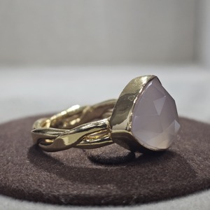 Bague vintage en argent sterling 925 plaqué or avec pierres précieuses, forme trilienne unique, calcédoine rose naturelle, éternité vermeil - Product Image 4