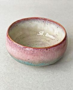 Cuenco de cerámica profundo con construcción manual y encanto orgánico, ideal para sopas, guisos o ensaladas mixtas - Product Image 5