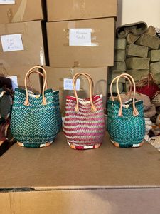 Panier de courses extra large en raphia rayé coloré de Madagascar, sac de plage en paille naturelle avec poignées et fermeture à cordon - Product Image 3