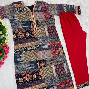 Ensemble de pantalons Kurti brodés en georgette pour les fêtes Nouvelle collection de créateurs Parfait pour les célébrations et les occasions spéciales - Product Image 1