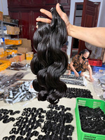 Vente en gros 100% paquets de cheveux humains ondulés bruts paquets de cheveux bouclés vietnamiens trame de cheveux bouclés ondulés bruts non traités