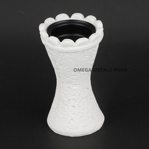 Pequeño quemador de incienso metálico diseñado para quemar oud, bakhoor e incienso, para realzar la fragancia y decoración del hogar. - Product Image 3