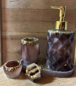 Accessoires de salle de bain d'art en résine époxy Distributeur de savon durable et fiable fabriqué à la main avec ensemble de salle de bain complet disponible à la vente - Product Image 1