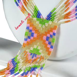 Collier élégant fait main pour les femmes avec de la résine et des perles de rocaille Pièce de bijoux unique pour les cadeaux et les vêtements de mode - Product Image 3