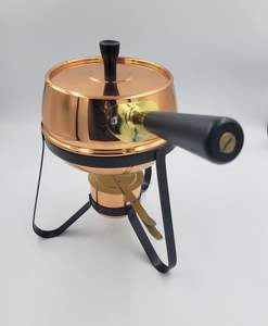 Plat à chafing dish élégant en cuivre avec surface polie et base robuste, conçu pour les réceptions et les rassemblements élégants - Product Image 3