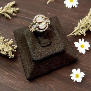 แหวนดีไซน์สวยหรู ชุบทองคุณภาพสูง ประดับด้วยหินเทียม ปรับขนาดได้ เหมาะสำหรับใส่ในโอกาสต่างๆ และงานแต่งงาน สำหรับผู้หญิง - Product Image 1