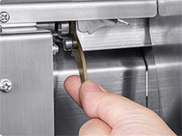 Commerciële elektrische automatische roestvrijstalen groente- en fruitsnijder voor uien, aardappelen, citroenen, kokosnootchips etc.