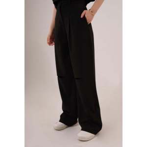 Conjunto de Dos Piezas para Mujer Lustrin: Blusa Negra con Bolsillos y Botones y Pantalones con Detalle en la Rodilla - Mezcla de Poliéster y Viscosa, Estilo Casual - Product Image 4