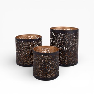 Porte-bougie en métal noir avec texture de découpe en galets denses et intérieur en cuivre brillant - Product Image 3