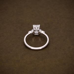 แหวนหมั้นเพชรทรง Emerald Cut น้ำหนัก 1.95 กะรัต ระดับความสะอาด F VVS1 VVS2 เพชรเลี้ยงในห้องปฏิบัติการ พร้อมใบรับรอง IGI ประดับเพชรทรง Marquise และทรงกลมด้านข้าง ดีไซน์โดดเด่น - Product Image 4