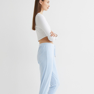 กางเกงเข้ารูปหนังแท้สำหรับผู้หญิง, กางเกงหนังแท้สี่กระเป๋าปรับแต่งได้สำหรับงานปาร์ตี้ฤดูหนาวพร้อมการตกแต่งภาพวาดสไตล์ลำลองสุดฮอต - Product Image 4